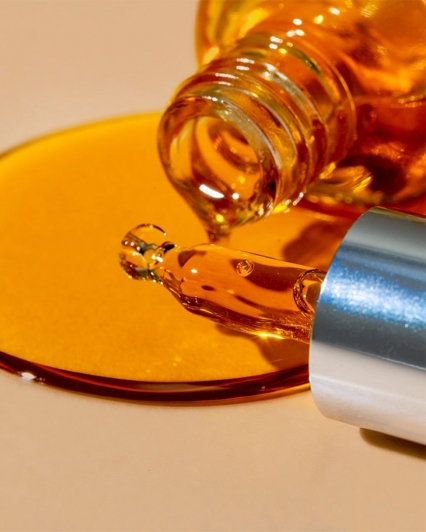 Sérum Vitaminé ODEN pour une peau éclatante de vitalité.